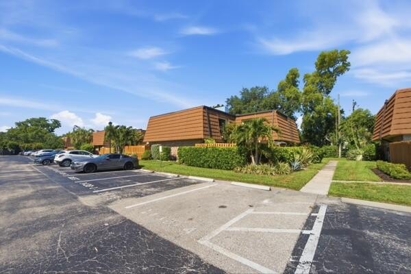 Discover this charming 2-bedroom, 2.5-bathroom condominium - photo 4