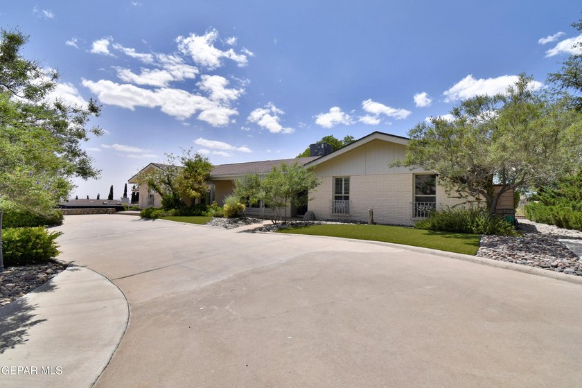 A rare opportunity to own a classic Coronado Country Club estate - photo 12
