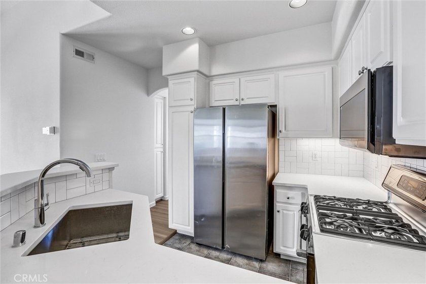 Bright &amp; Modern 2-Bed, 2-Bath townhome in San Diego! Welcome to - photo 17
