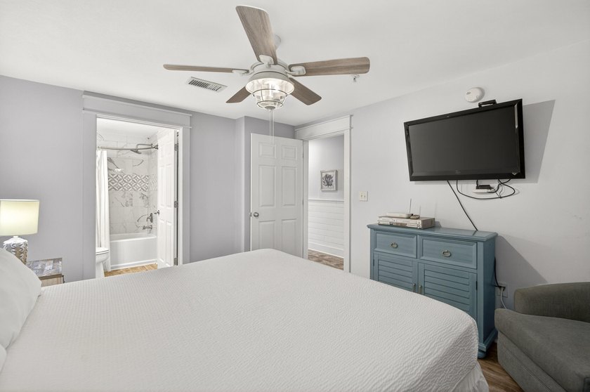 This is a MUST SEE! TOTALLY RENOVATED 1 bed / 2 ba at Majestic - photo 13