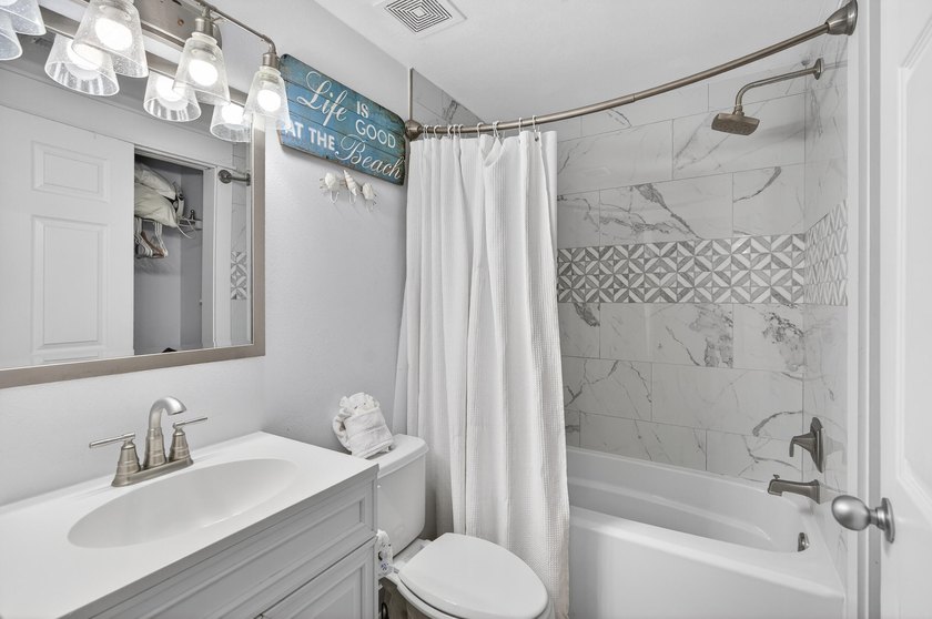 This is a MUST SEE! TOTALLY RENOVATED 1 bed / 2 ba at Majestic - photo 14