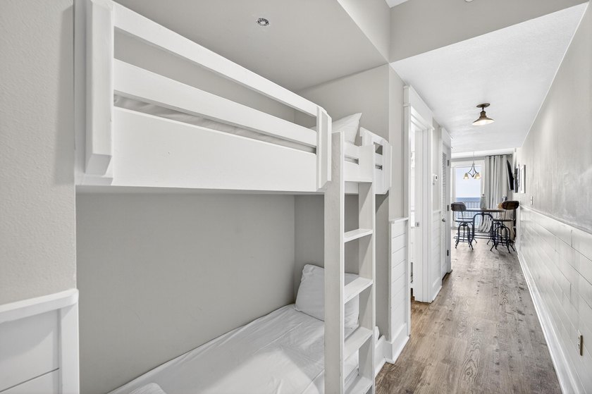 This is a MUST SEE! TOTALLY RENOVATED 1 bed / 2 ba at Majestic - photo 15
