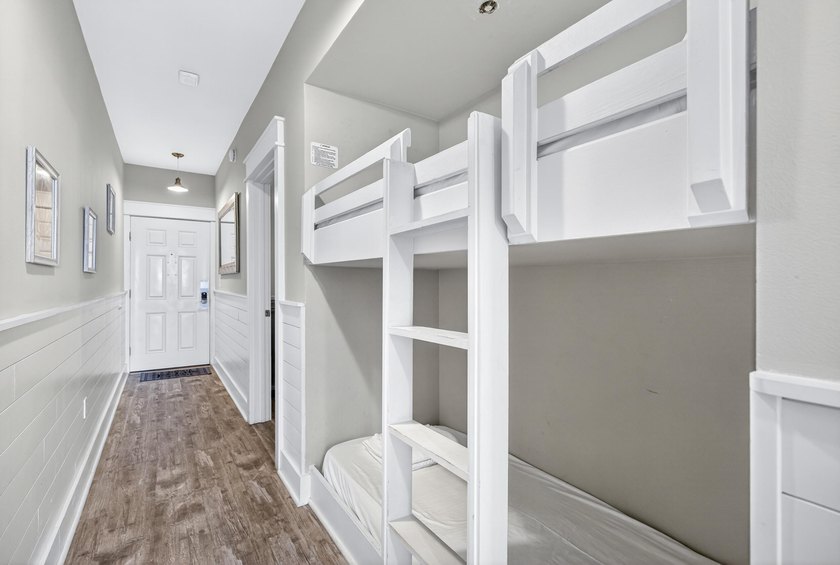 This is a MUST SEE! TOTALLY RENOVATED 1 bed / 2 ba at Majestic - photo 16
