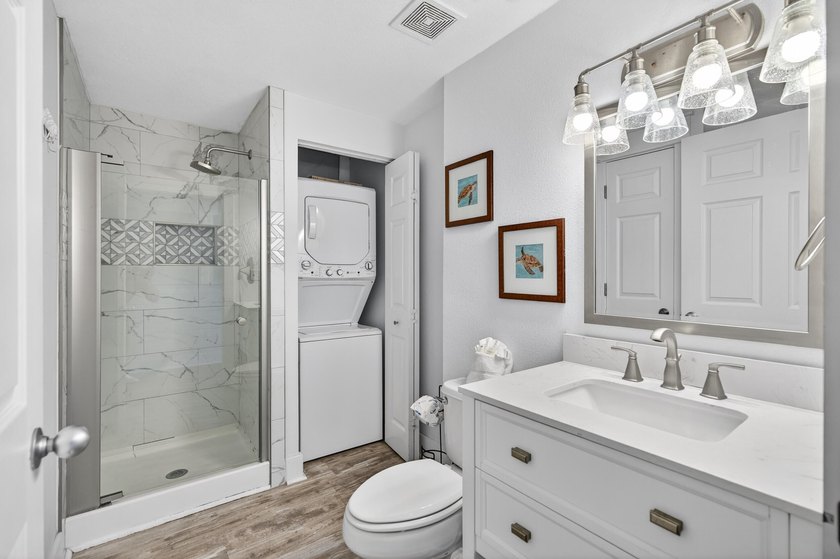 This is a MUST SEE! TOTALLY RENOVATED 1 bed / 2 ba at Majestic - photo 17
