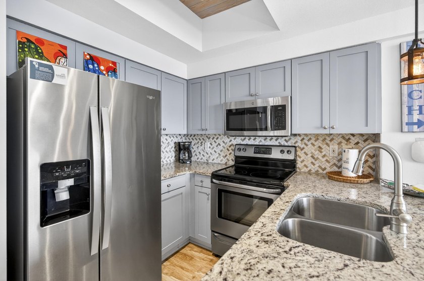 This is a MUST SEE! TOTALLY RENOVATED 1 bed / 2 ba at Majestic - photo 18