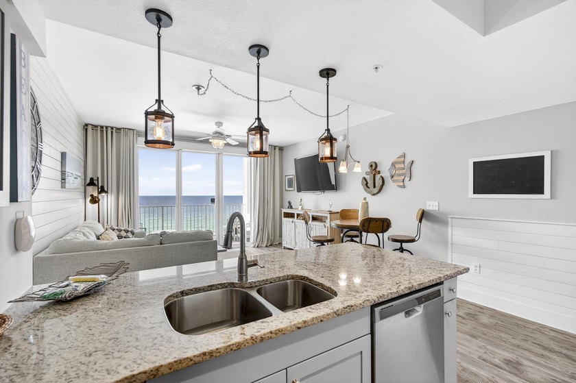 This is a MUST SEE! TOTALLY RENOVATED 1 bed / 2 ba at Majestic - photo 19