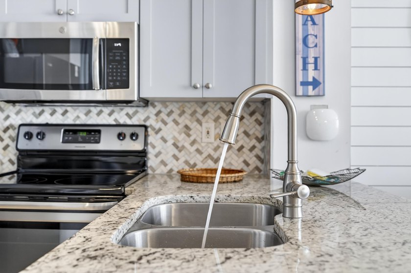 This is a MUST SEE! TOTALLY RENOVATED 1 bed / 2 ba at Majestic - photo 20