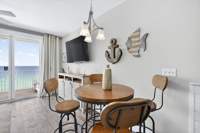 This is a MUST SEE! TOTALLY RENOVATED 1 bed / 2 ba at Majestic - photo 21