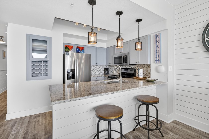 This is a MUST SEE! TOTALLY RENOVATED 1 bed / 2 ba at Majestic - photo 22