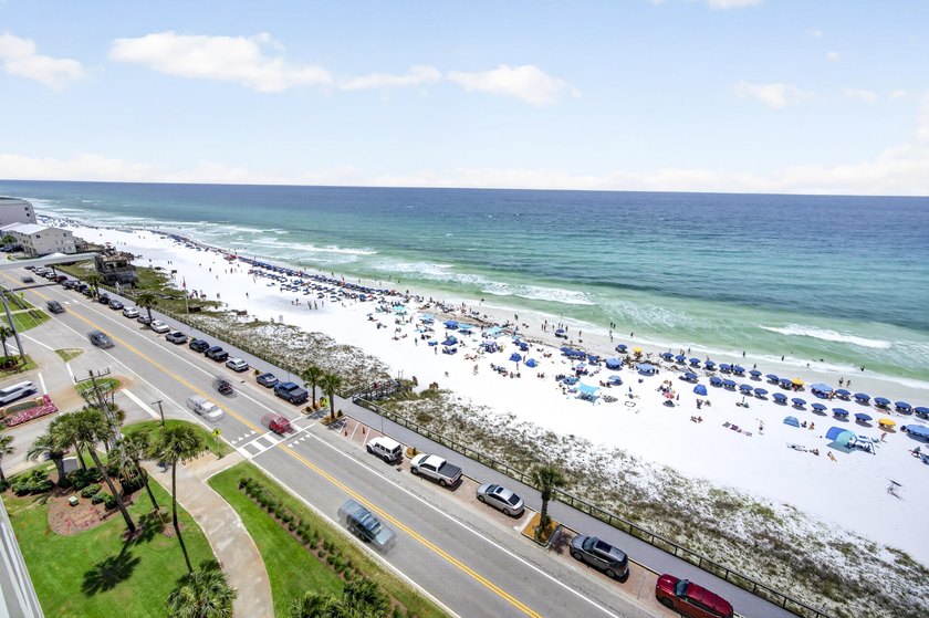 This is a MUST SEE! TOTALLY RENOVATED 1 bed / 2 ba at Majestic - photo 26