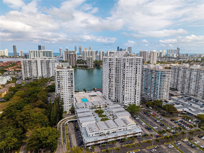 Tastefully upgraded TURN-KEY 2 bed / 2 bath condo on the 21st - photo 3