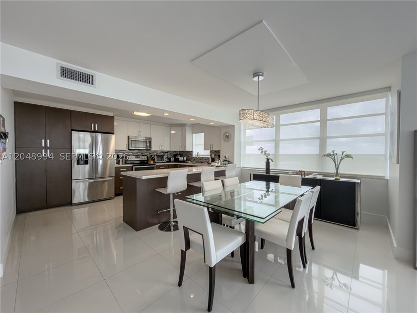 Tastefully upgraded TURN-KEY 2 bed / 2 bath condo on the 21st - photo 4