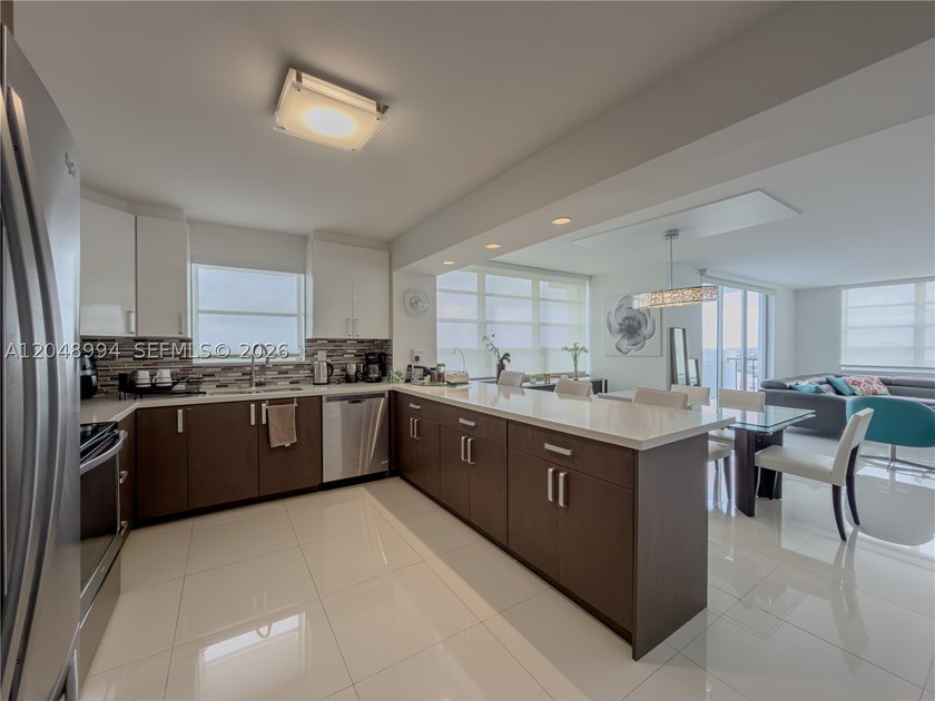 Tastefully upgraded TURN-KEY 2 bed / 2 bath condo on the 21st - photo 5