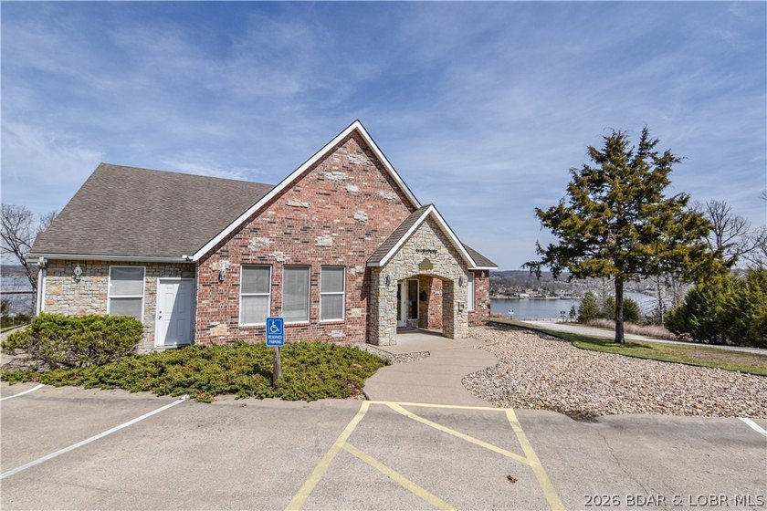 Host the ultimate lake weekend in this stunning ground-floor - photo 46
