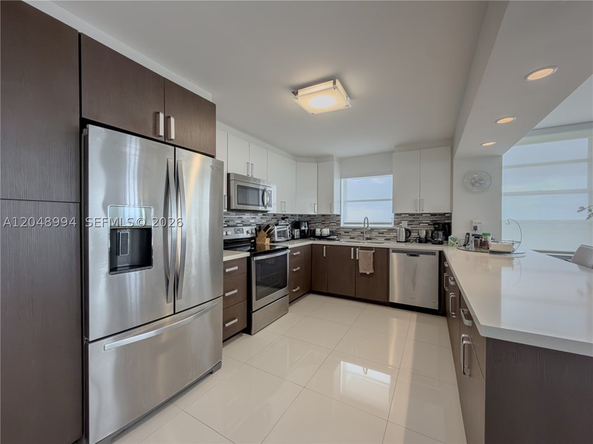 Tastefully upgraded TURN-KEY 2 bed / 2 bath condo on the 21st - photo 6