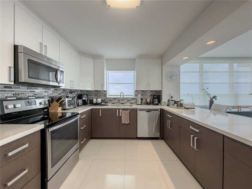 Tastefully upgraded TURN-KEY 2 bed / 2 bath condo on the 21st - photo 7