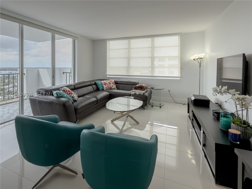 Tastefully upgraded TURN-KEY 2 bed / 2 bath condo on the 21st - photo 8