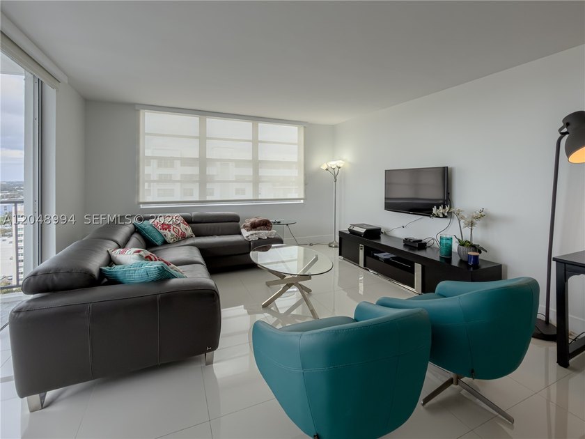 Tastefully upgraded TURN-KEY 2 bed / 2 bath condo on the 21st - photo 9