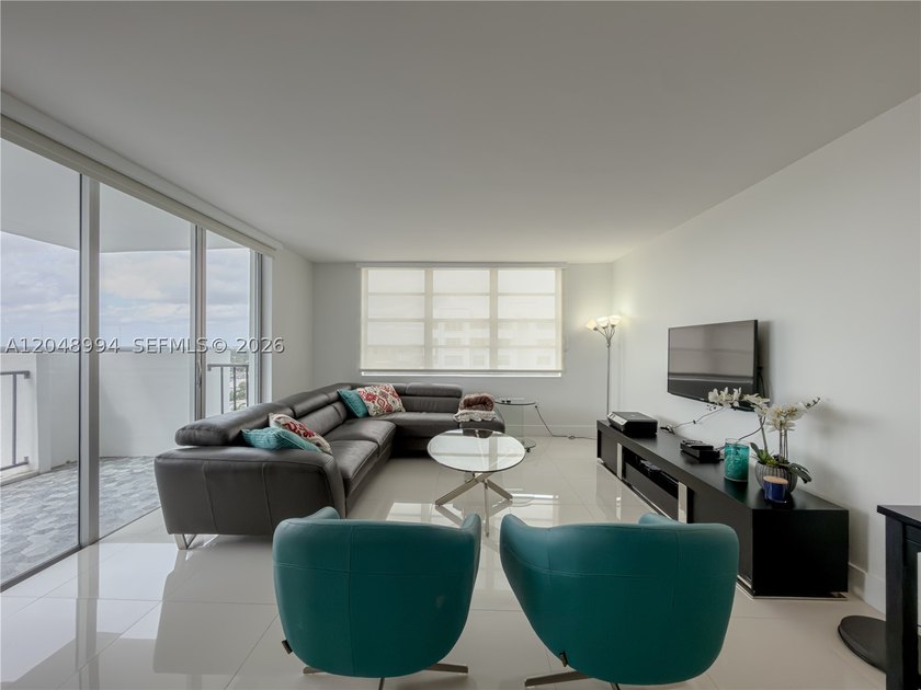 Tastefully upgraded TURN-KEY 2 bed / 2 bath condo on the 21st - photo 10