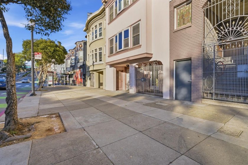 Ideally located near the University of San Francisco and the - photo 2