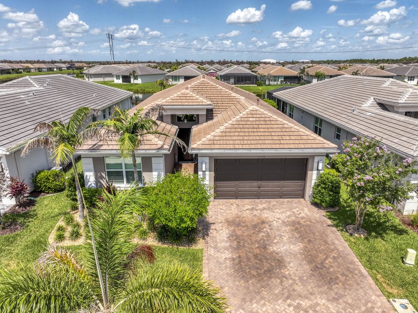 Beautifully upgraded 2023 Bimini Model lakefront home featuring - photo 2