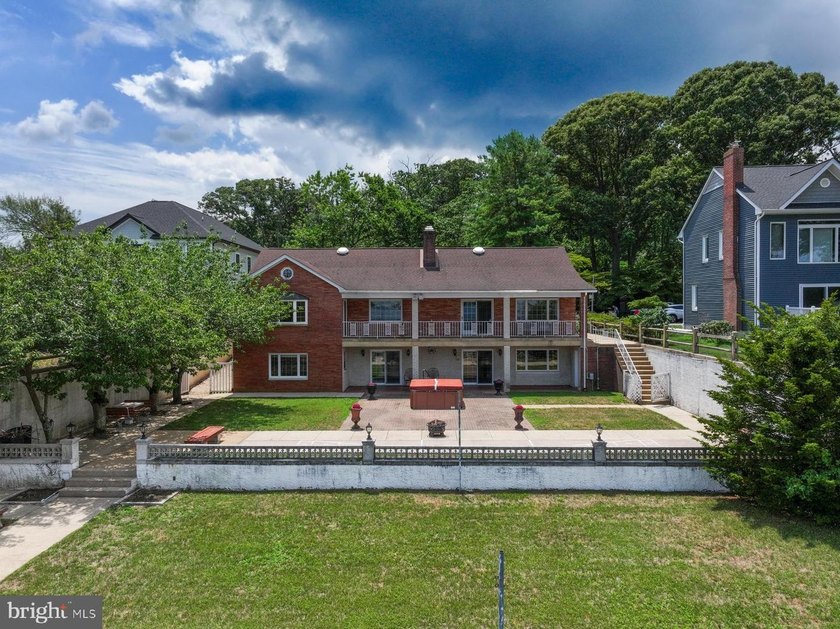 Welcome to this impressive 4,300-square-foot waterfront - photo 3