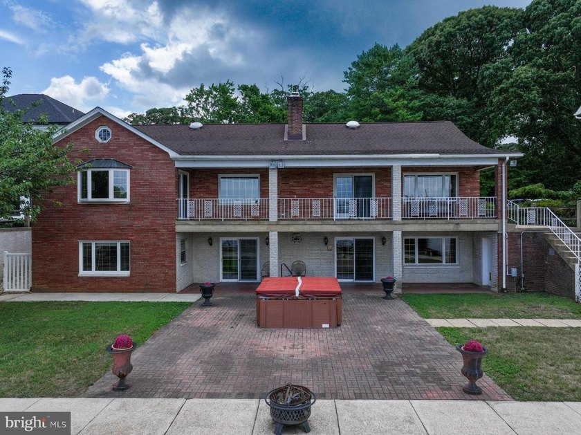 Welcome to this impressive 4,300-square-foot waterfront - photo 4