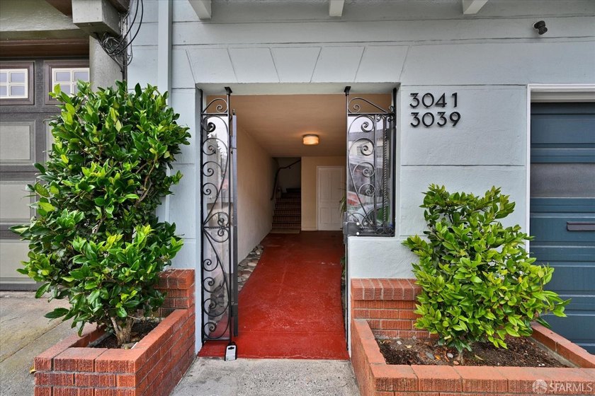 Move-in ready VACANT duplex in the highly desirable Central - photo 6