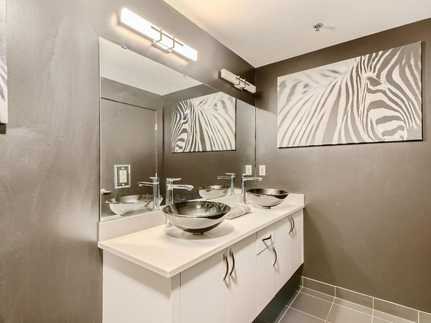 Great opportunity to own a 10th-floor, south-facing unit at - photo 9