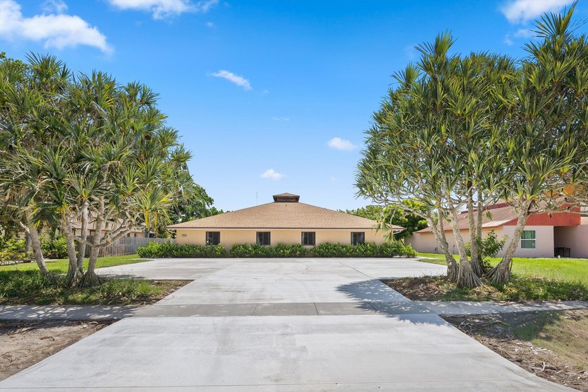 Turnkey furnished fourplex on the 12th Fairway! Four identical - photo 3