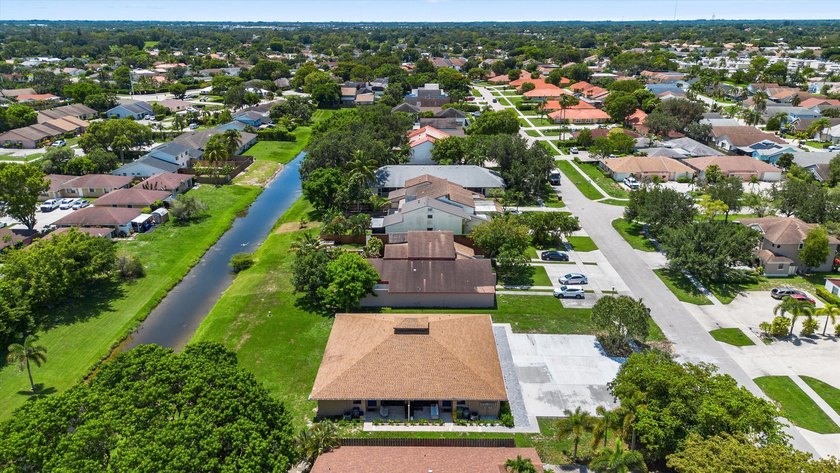 Turnkey furnished fourplex on the 12th Fairway! Four identical - photo 4
