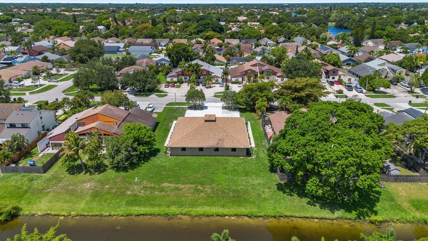 Turnkey furnished fourplex on the 12th Fairway! Four identical - photo 5