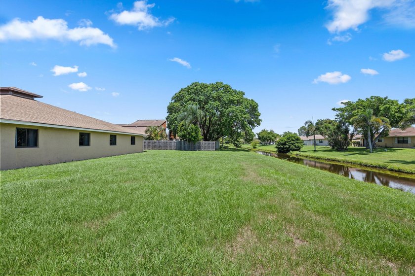 Turnkey furnished fourplex on the 12th Fairway! Four identical - photo 6
