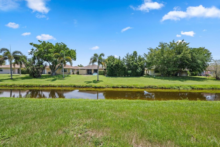 Turnkey furnished fourplex on the 12th Fairway! Four identical - photo 7