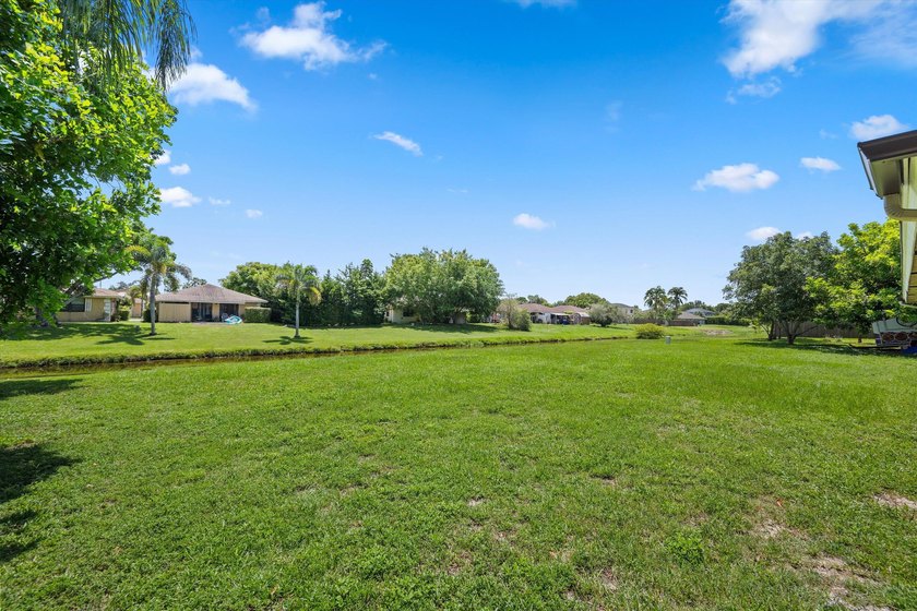 Turnkey furnished fourplex on the 12th Fairway! Four identical - photo 8