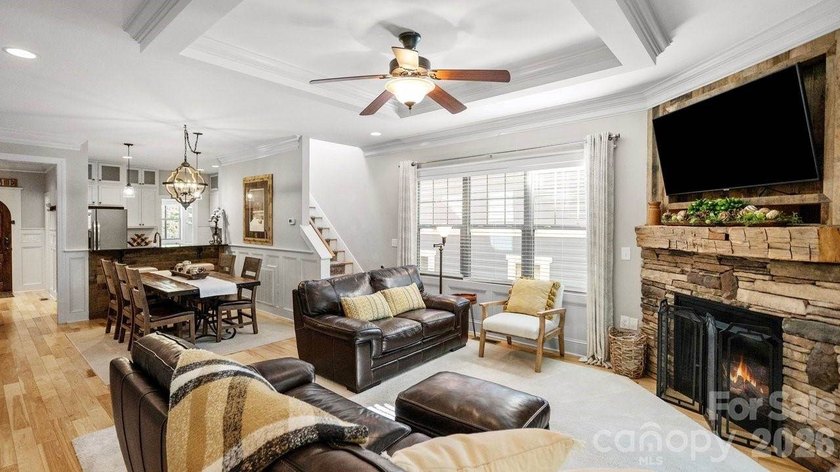 Charming and Spacious, 3 Bed/3 Bath Craftsman Home in Beautiful - photo 14