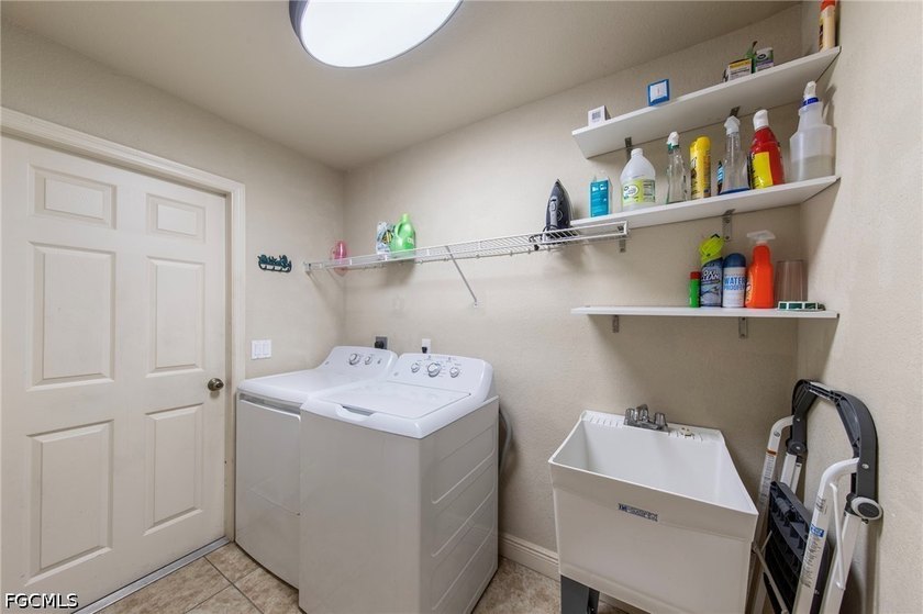 Welcome home to this beautiful turnkey 4-bedroom, 2-bath home - photo 34