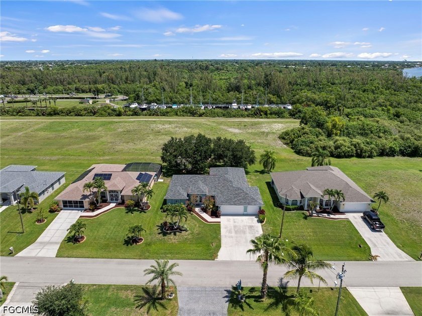 Welcome home to this beautiful turnkey 4-bedroom, 2-bath home - photo 42