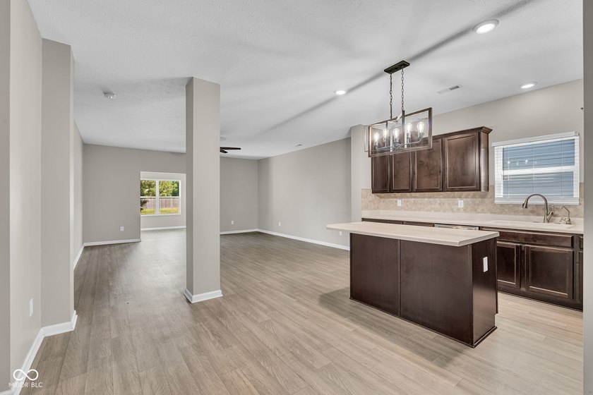 Welcome home to this beautifully maintained 4 bed, 2 bath ranch - photo 11