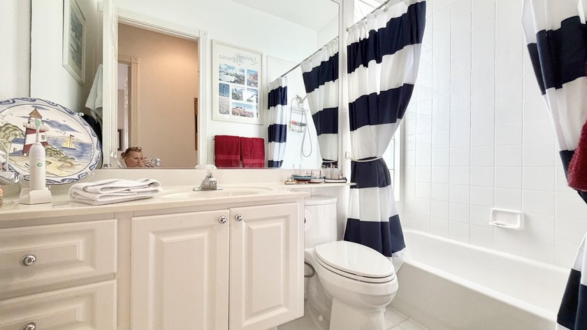 Beautifully maintained Oakmont model offering 3 bedrooms, 2 - photo 24