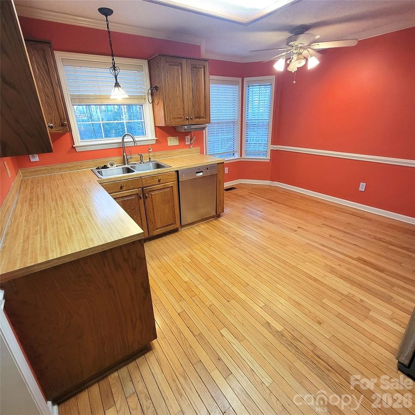 **PRICE REDUCED $100,000 FOR QUICK CLOSING!**Highly sought after - photo 9
