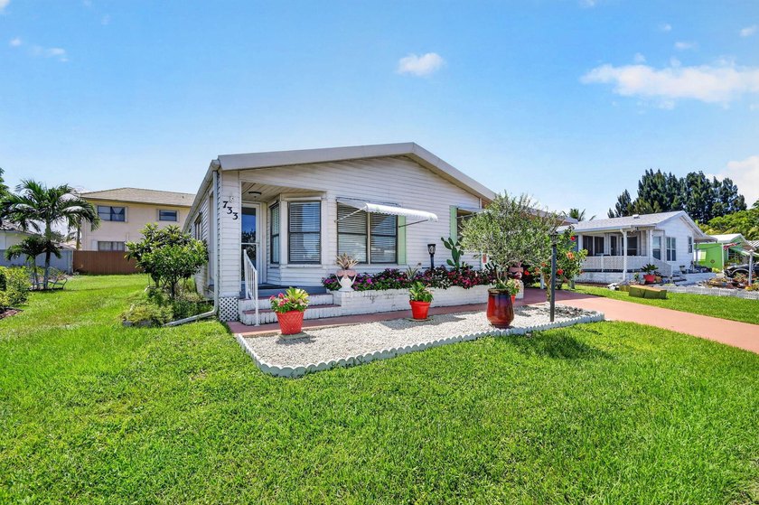 Welcome to this beautifully maintained and move-in ready - photo 3