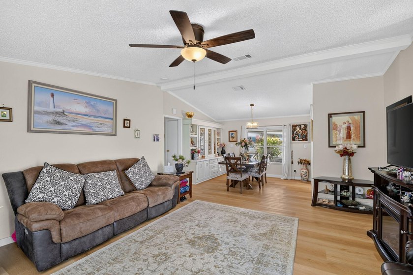 Welcome to this beautifully maintained and move-in ready - photo 9