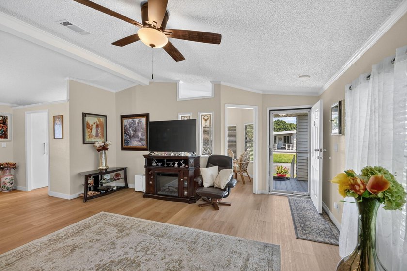 Welcome to this beautifully maintained and move-in ready - photo 10