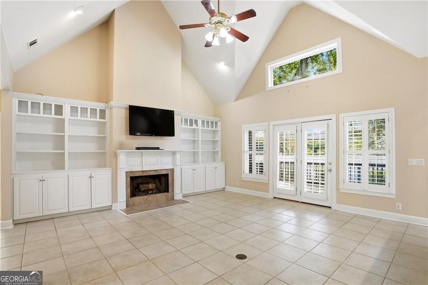 Welcome to this beautifully maintained all-brick residence - photo 6