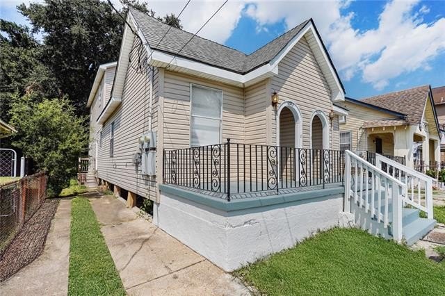 This charming double in the Gentilly area offers a blend of - photo 2