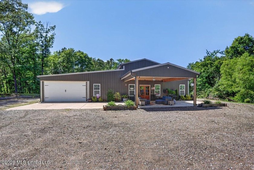 Welcome to this stunning 4 bedroom, 3 bathroom barndominium - photo 2