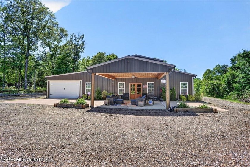 Welcome to this stunning 4 bedroom, 3 bathroom barndominium - photo 3