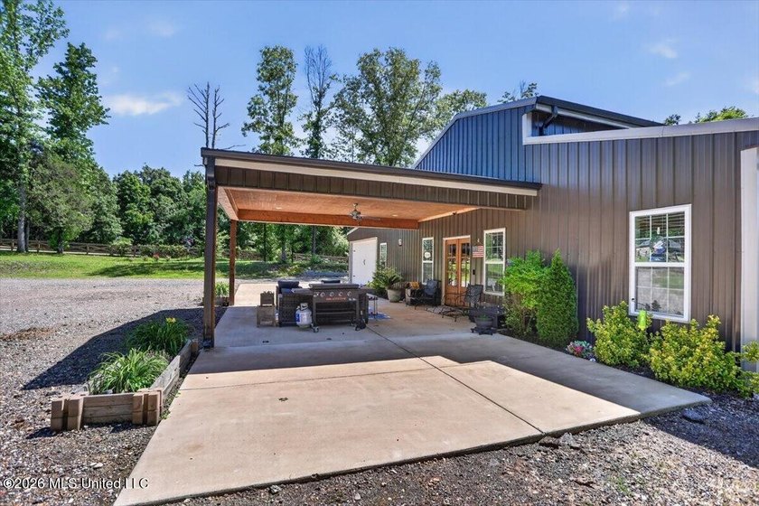Welcome to this stunning 4 bedroom, 3 bathroom barndominium - photo 4