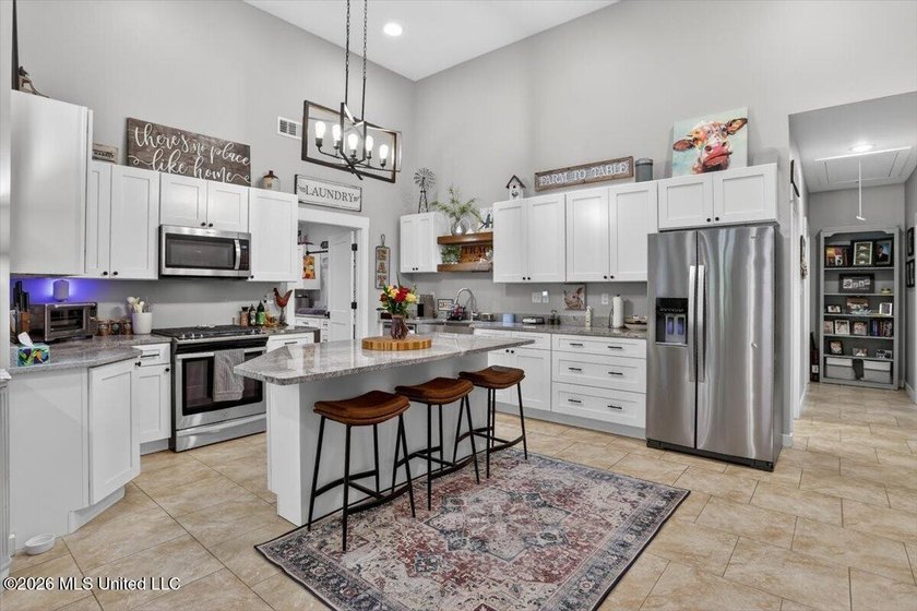 Welcome to this stunning 4 bedroom, 3 bathroom barndominium - photo 8
